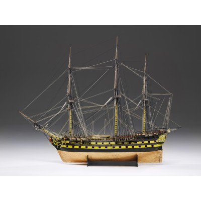 Modello Amati H.M.S. Vanguard di tre quarti 2