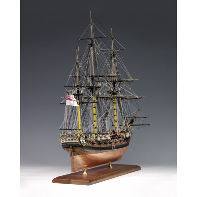 Amati modelo H.M.S. Pegasus vista tres cuartos desde el frente 2