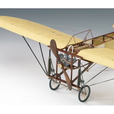 Amati Bleriot XI Modell auf weißem Hintergrund Vorderansicht 2