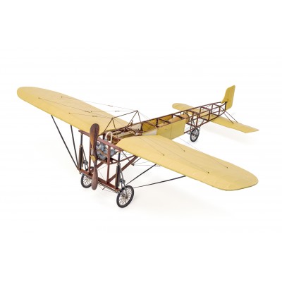 Vista frontal del modelo Amati Bleriot XI sobre fondo blanco