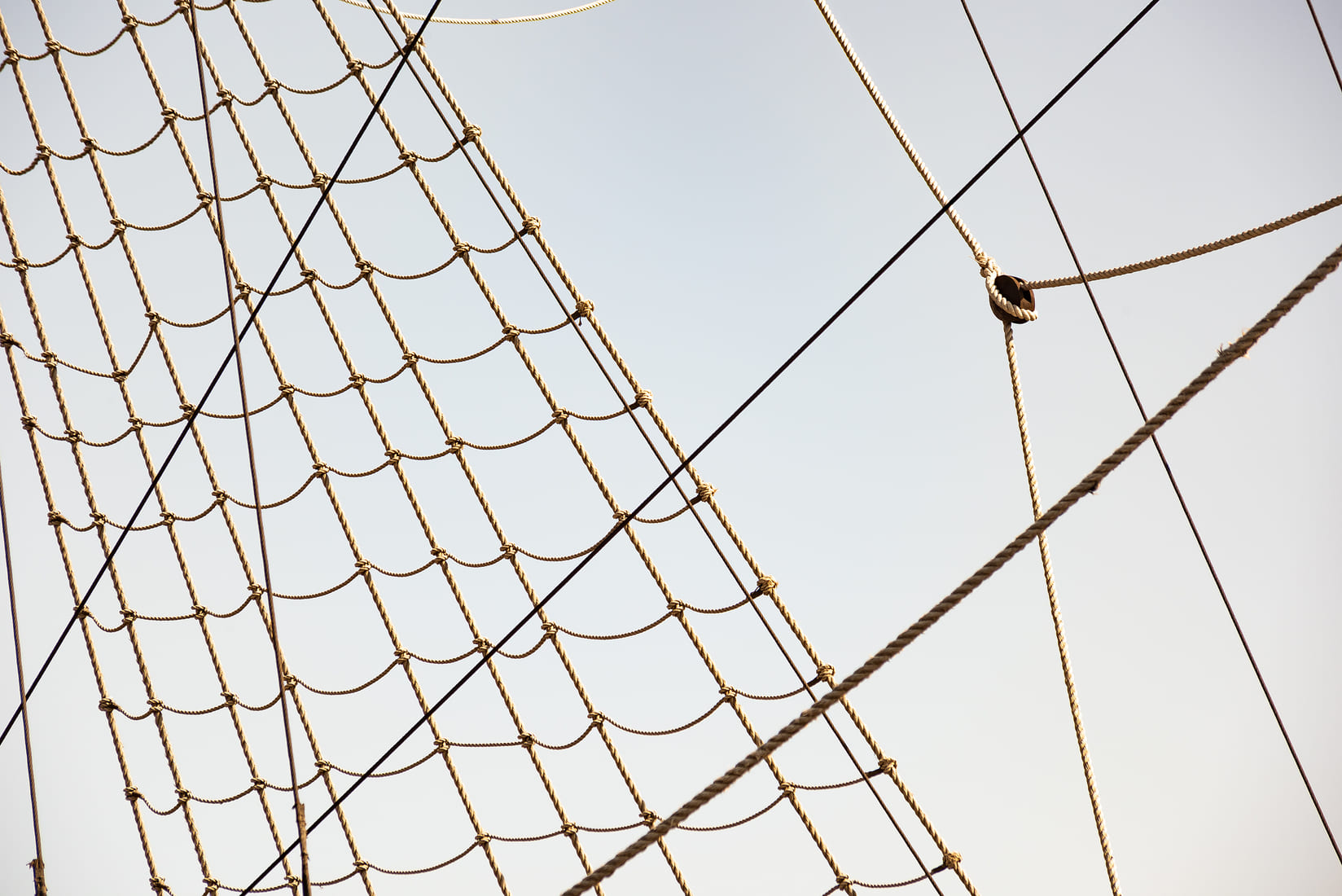 Detalle de grisellas en un barco histórico, con nudos y obenques perfectamente alineados