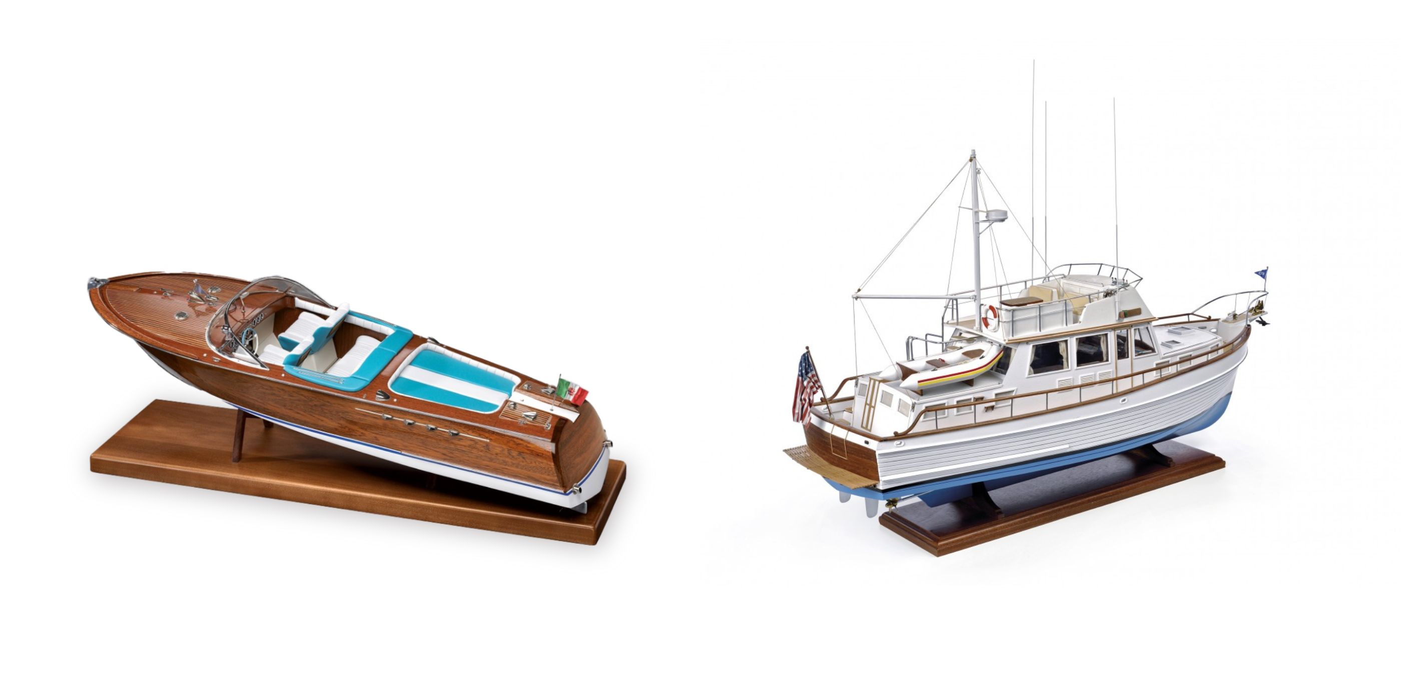 Modèles navals statiques en bois : Riva Aquarama et Grand Banks sur socle d'exposition.