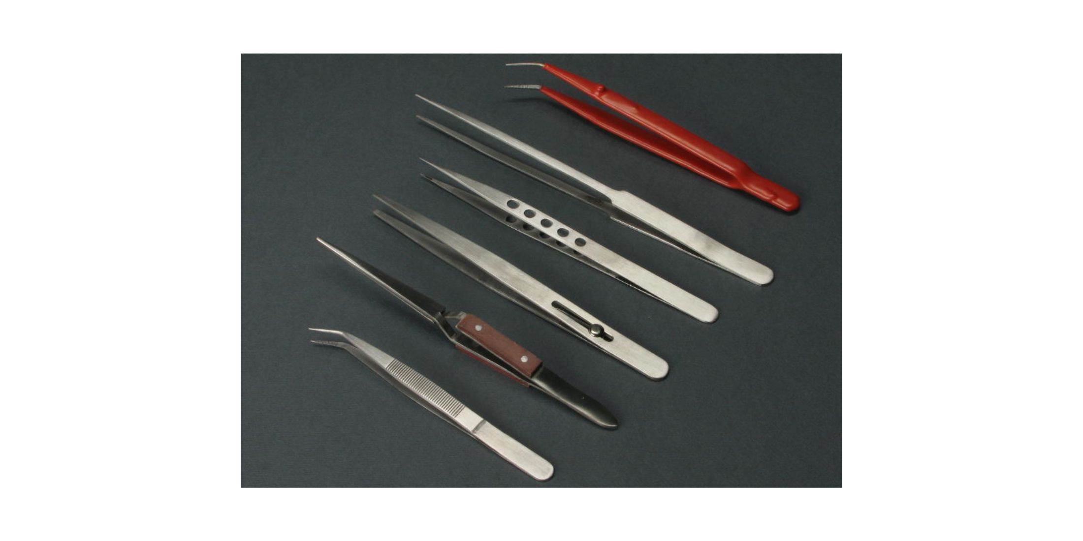 Set di pinzette di precisione per modellismo, disposte su sfondo nero. Diverse forme e materiali, incluse pinzette curve e dritte.