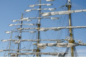 Ferler les voiles : techniques avancées pour des maquettes bateaux réalistes Ferler les voiles : techniques avancées pour des maquettes bateaux réalistes